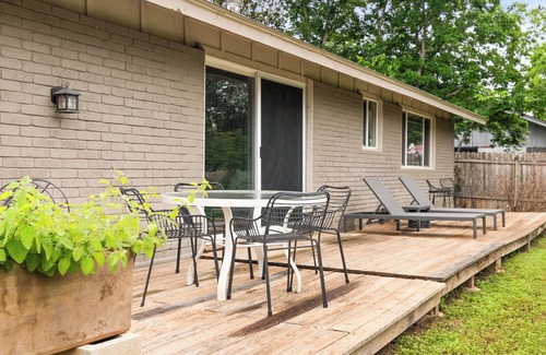 East Congress House | NEW! Mid Century Gem - Office, Sleeps 6, Private