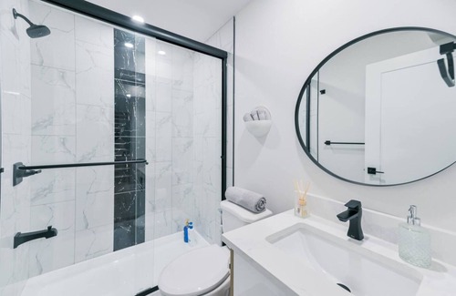 Calgary House | New! Min to Airport | Modern Private Suite