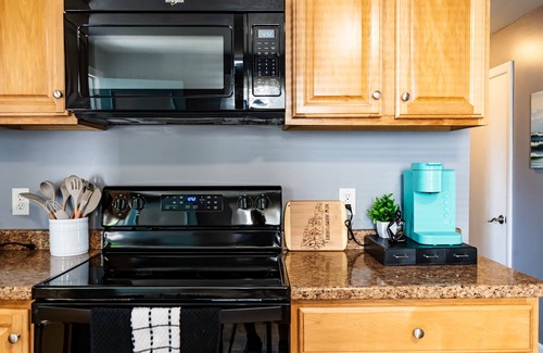 Manchester Apartment | NEW - Mins to Concord /Nashua - Full Fenced Backyard- 1st Floor- Laundry in unit