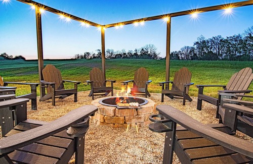 Perry Park House | NEW! Mins to Distilleries! Hot tub, Game Room, Firepit, Luxury, 5-Acres!