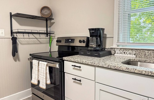 Hudson Apartment | NEW - Mins to Nashua NH and Lowell MA - Queen Size Beds - W/D - Pet Friendly
