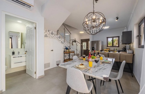 Gold Coast House | NEW Modern 2 Bedroom Townhome Gold Coast