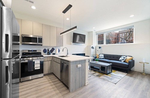 Woodlawn Apartment | NEW modern 2BR apt near UofChicago & Hyde Park w/free Parking & pet-friendly!