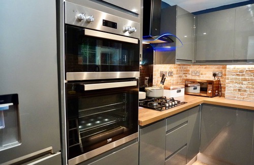 Playhatch House | NEW Modern 4-Bed House, Deluxe Living, 3 Bathrooms