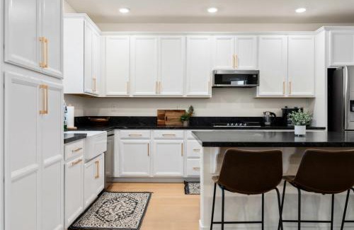 Willow Creek House | *NEW* Modern 4BR Home Nr Airport and Downtown w Fire Pit