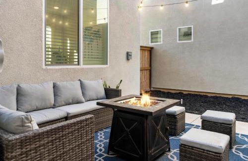 Willow Creek House | *NEW* Modern 4BR Home Nr Airport and Downtown w Fire Pit