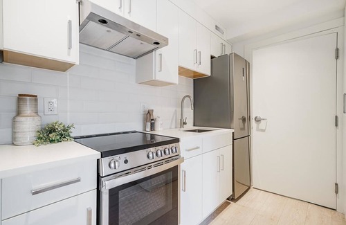 Renfrew-Collingwood Apartment | New modern and very clean studio close to all amenities