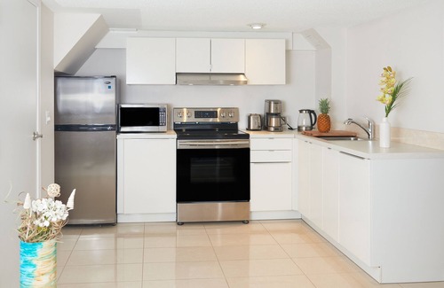 Aurora Apartment | New modern basement suite - separate entrance & parking