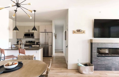 Fraser Condo | New Modern Charm | Hot Tub | Deck Views! | Fraser