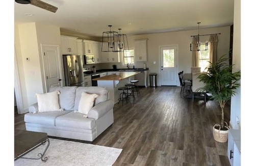 Tupelo House | *New* Modern Charm in the heart of West Tupelo