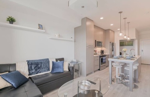 Calgary Condo | ⭐️NEW Modern Condo⭐️FREE Parking⭐️10 Min To Airport⭐️