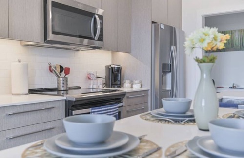 Calgary Condo | ⭐️NEW Modern Condo⭐️FREE Parking⭐️10 Min To Airport⭐️