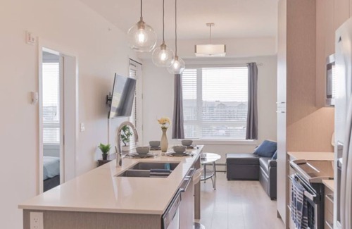 Calgary Condo | ⭐️NEW Modern Condo⭐️FREE Parking⭐️10 Min To Airport⭐️