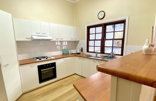 East Brisbane Apartment | New! Modern Cottage 10mins to CBD 3 Beds + Parking