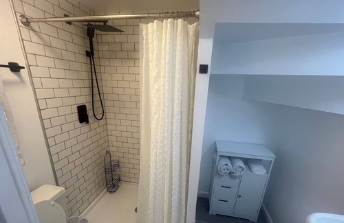 Baileys Crossroads House | New Modern Cozy Independent Apartment. 7 min to DC or Pentagon. Work or vacation