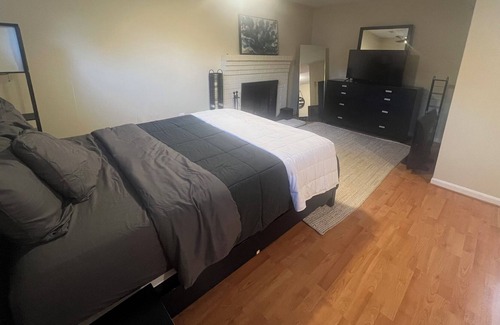 Baileys Crossroads House | New Modern Cozy Independent Apartment. 7 min to DC or Pentagon. Work or vacation