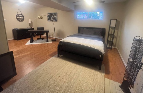 Baileys Crossroads House | New Modern Cozy Independent Apartment. 7 min to DC or Pentagon. Work or vacation