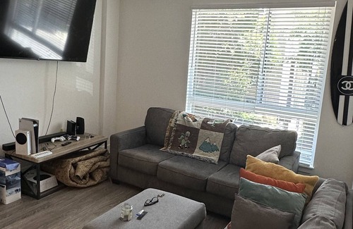 Warner Center Apartment | New Modern Escape