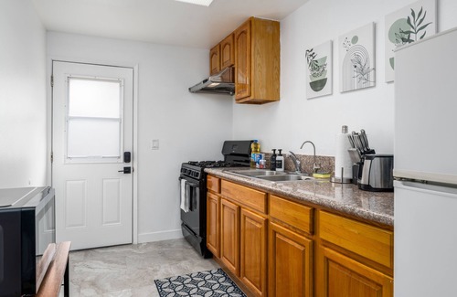 Rowland Heights House | NEW- Modern Guesthouse with King Bed and Kitchen