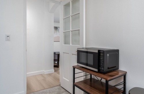 Rowland Heights House | NEW- Modern Guesthouse with King Bed and Kitchen
