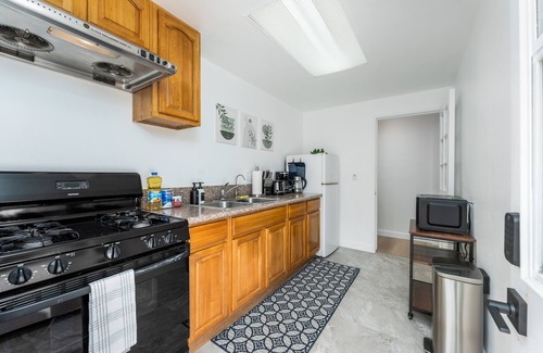 Rowland Heights House | NEW- Modern Guesthouse with King Bed and Kitchen
