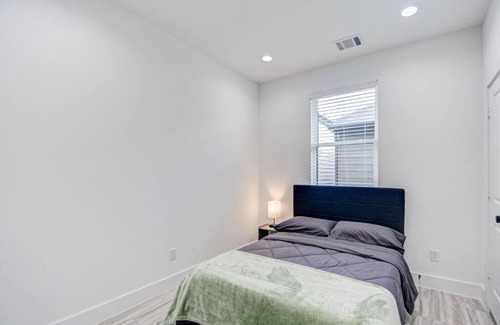 Garden Oaks House | New Modern Home in Oak Forest
