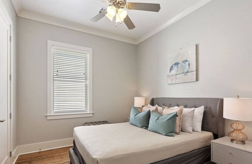 Faubourg Lafayette House | New Modern Home | Walk to Streetcar | Sleeps 10!