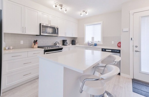 Calgary House | NEW MODERN Home with AC. KING bed. 10 min to Airport