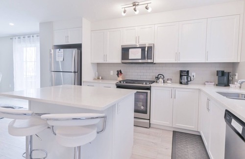 Calgary House | NEW MODERN Home with AC. KING bed. 10 min to Airport