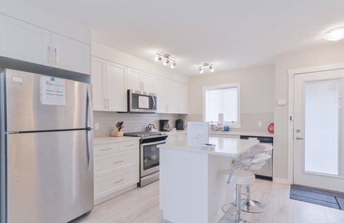 Calgary House | NEW MODERN Home with AC. KING bed. 10 min to Airport