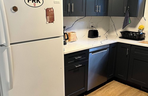Cary House | New modern kitchen in great location to RDU and RTP