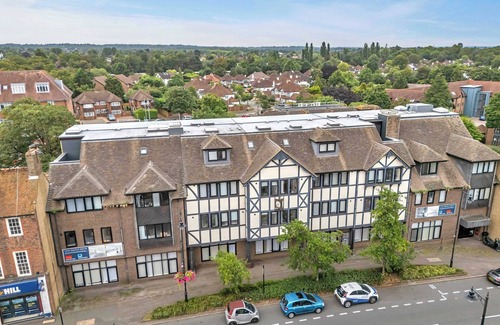 Sutton Apartment | New Modern London 2 Bed | Long Stays! with Parking
