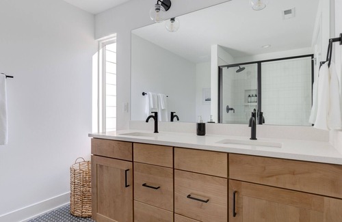 East Raleigh House | New Modern Luxury 3BR Centrally Located in RAL