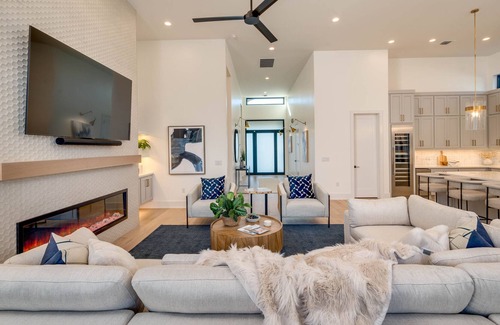 Allandale House | New Modern Luxury! | Pool/Spa | Casita l Close to Downtown l 9 Beds