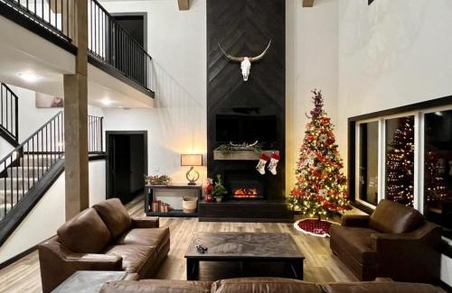 Kimberling City House | NEW! Modern Luxury Lakefront Lodge Resort - FREE Amenities