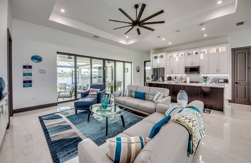 Cape Coral Villa | New modern Luxury Villa on the beautiful Lake Weatherly.