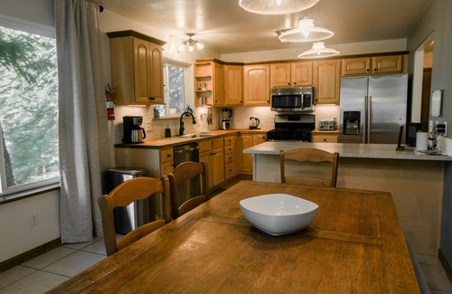 Ouray House | New! Modern mountain retreat. Bar, garage, luxurious backyard patio. Pristine!