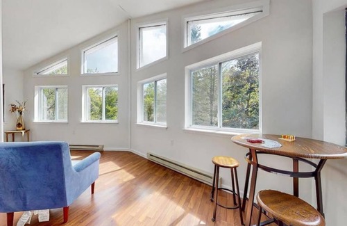 Tobyhanna House | NEW! Modern Poconos Mansion - Sleeps 15!