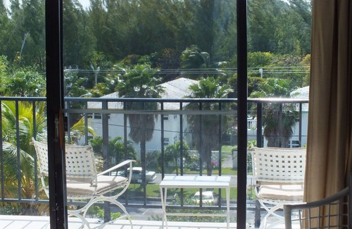 Freeport Apartment | New Modern, renovated Beachfront/Oceanview Studio-Coral Beach, Near Port Lucaya