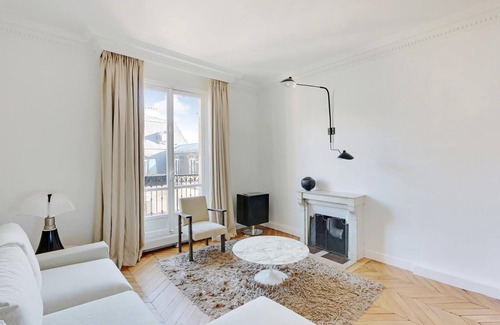 Saint-Germain-l'Auxerrois Apartment | NEW Modern & stylish apt w/stunning Seine views!