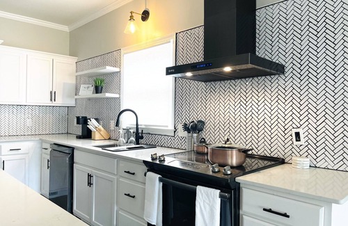 Macon House | New Modern Townhome Downtown- 3Levels