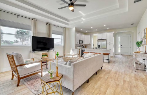 Rotonda Heights House | New Modern Tuscan Villa - Beach 10Min - Heated Salt Water Pool - Luxury Living