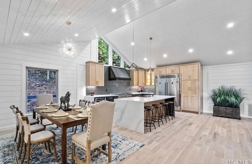 Mirror Lake House | New Mountain Home, EV Charger, All Ensuite Bedrooms, Fire-pit Area