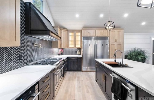 Mirror Lake House | New Mountain Home, EV Charger, All Ensuite Bedrooms, Fire-pit Area