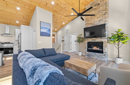 Frank House | NEW Mountain Modern Hideaway! - Walk to Disc Golf