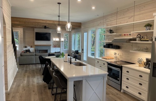 Clayton Cabin | New Mountainside Retreat, 3/3 en-suite with EV fast chg mins to downtown Clayton
