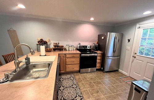 West Dover Ski Chalet | New! Mt Snow Chalet w/land, privacy, relaxation