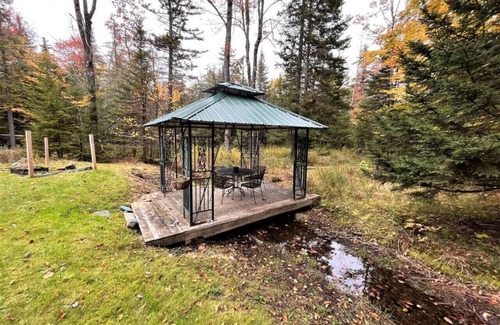 West Dover Ski Chalet | New! Mt Snow Chalet w/land, privacy, relaxation