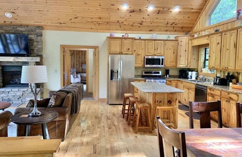 Cleveland Cabin | New! MtnViews, Hot Tub, Shuffleboard, Pool, Arcade