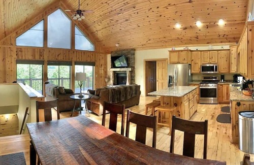 Cleveland Cabin | New! MtnViews, Hot Tub, Shuffleboard, Pool, Arcade